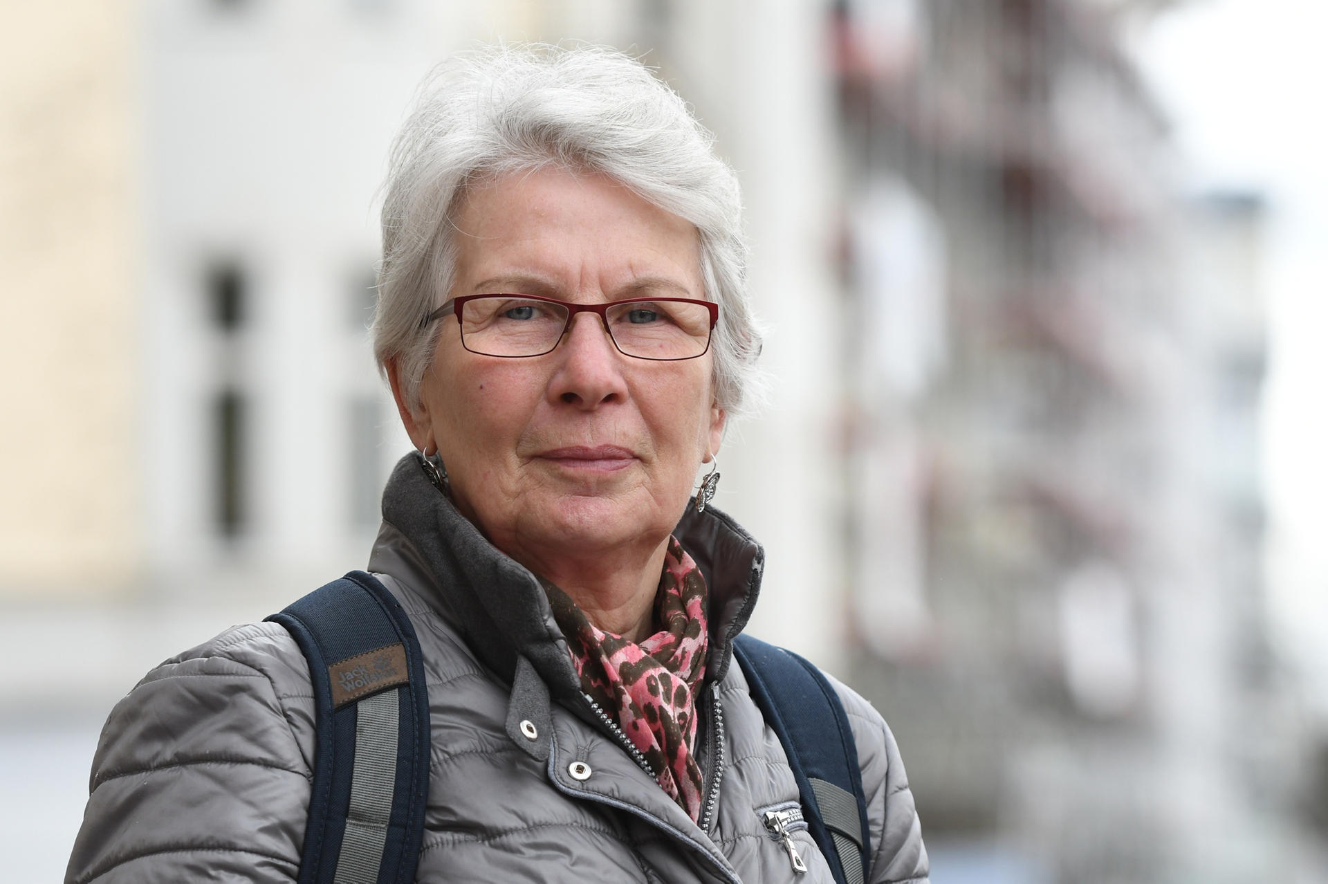 Fluglärm seit mehr als vier Jahrzehnten: Auch wenn sich Rentnerin Monika Lehmann nach 45 Jahren an den Krach gewöhnt hat, über eine Schließung Tegels würde sie sich freuen. „Hier wäre Ruhe, die Berliner im Süden hätten die A-Karte.“