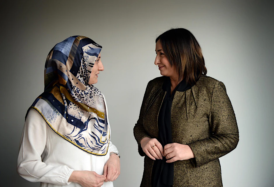 Zeynep Cetin und Dilek Kolat im Gespräch.