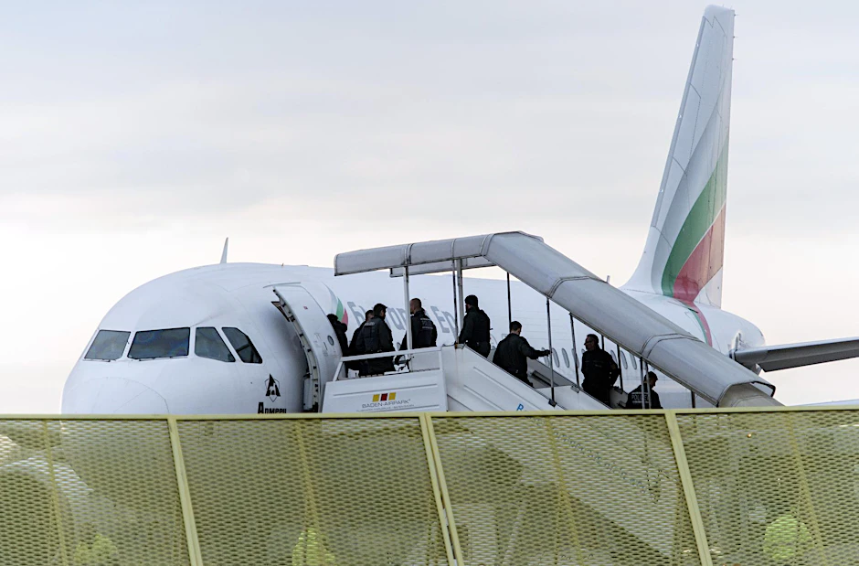 Abgelehnte Asylbewerber besteigen ein Flugzeug (Symbolbild).