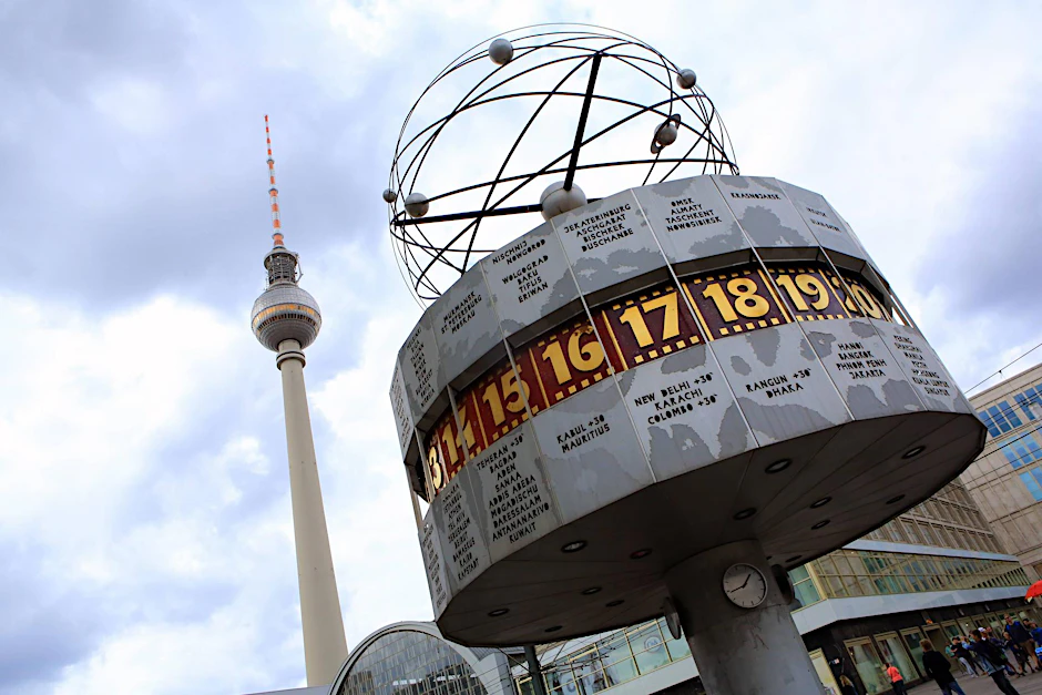 Unterm Fernsehturm funkts gewaltig: Der Alexanderplatz ist ein beliebter Dating-Treffpunkt in Berlin.