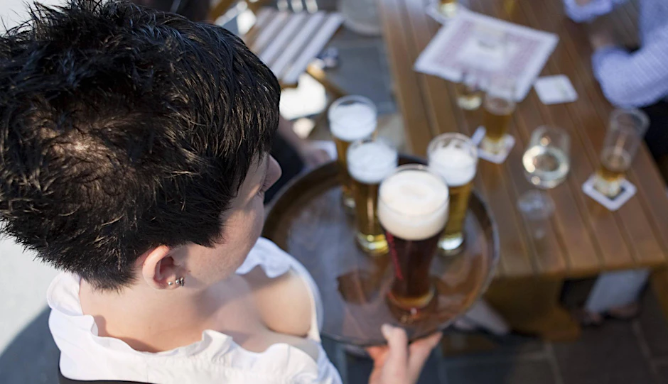 Jetzt ist wieder Biergartenzeit - das belebt den Arbeitrsmarkt in Berlin und Brandenburg.