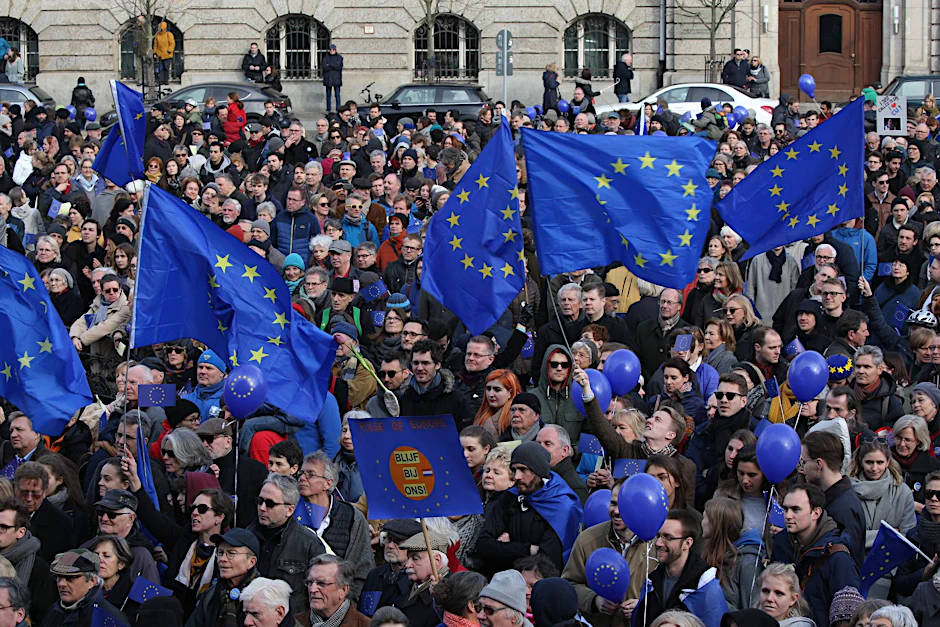 Kundgebung der proeuropäischen EU Bewegung Pulse of Europe auf dem Gendarmenmarkt am 12.03.2017 in Berlin.