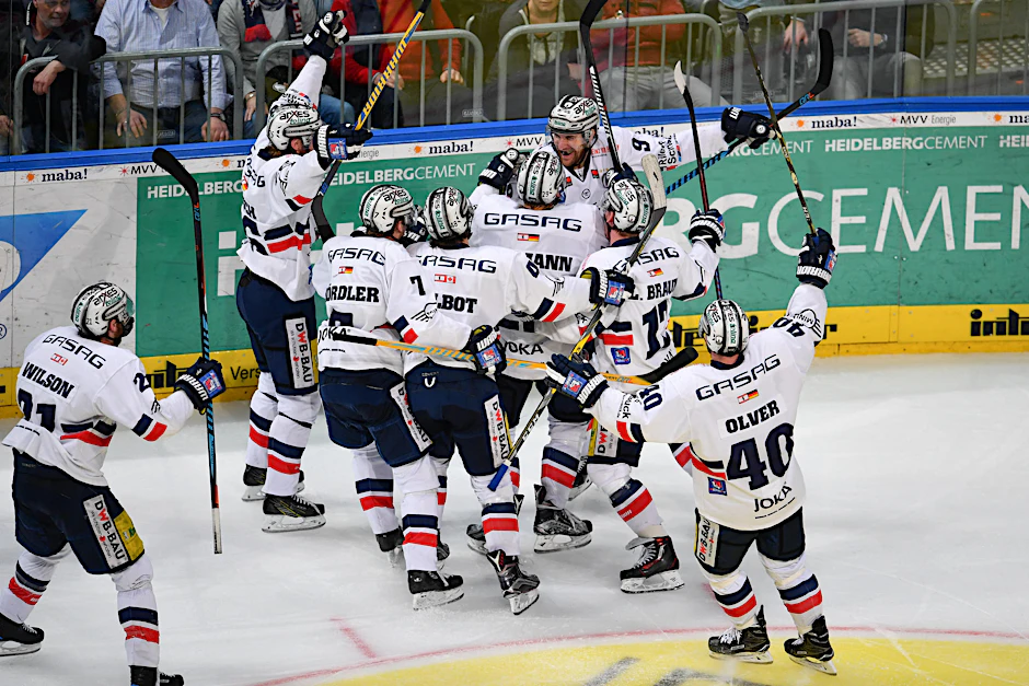 Die Eisbären jubeln: Nach Overtime gelingt ein 2:1-Erfolg.