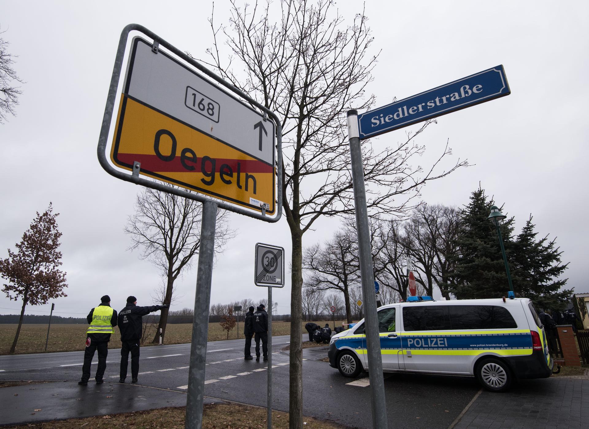 Spurensicherung am Tatort an der Bundesstraße 168 in Oegeln.