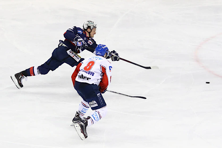 Gleich schlägt’s ein: Laurin Brauns Puck auf dem Weg zum 5:1.