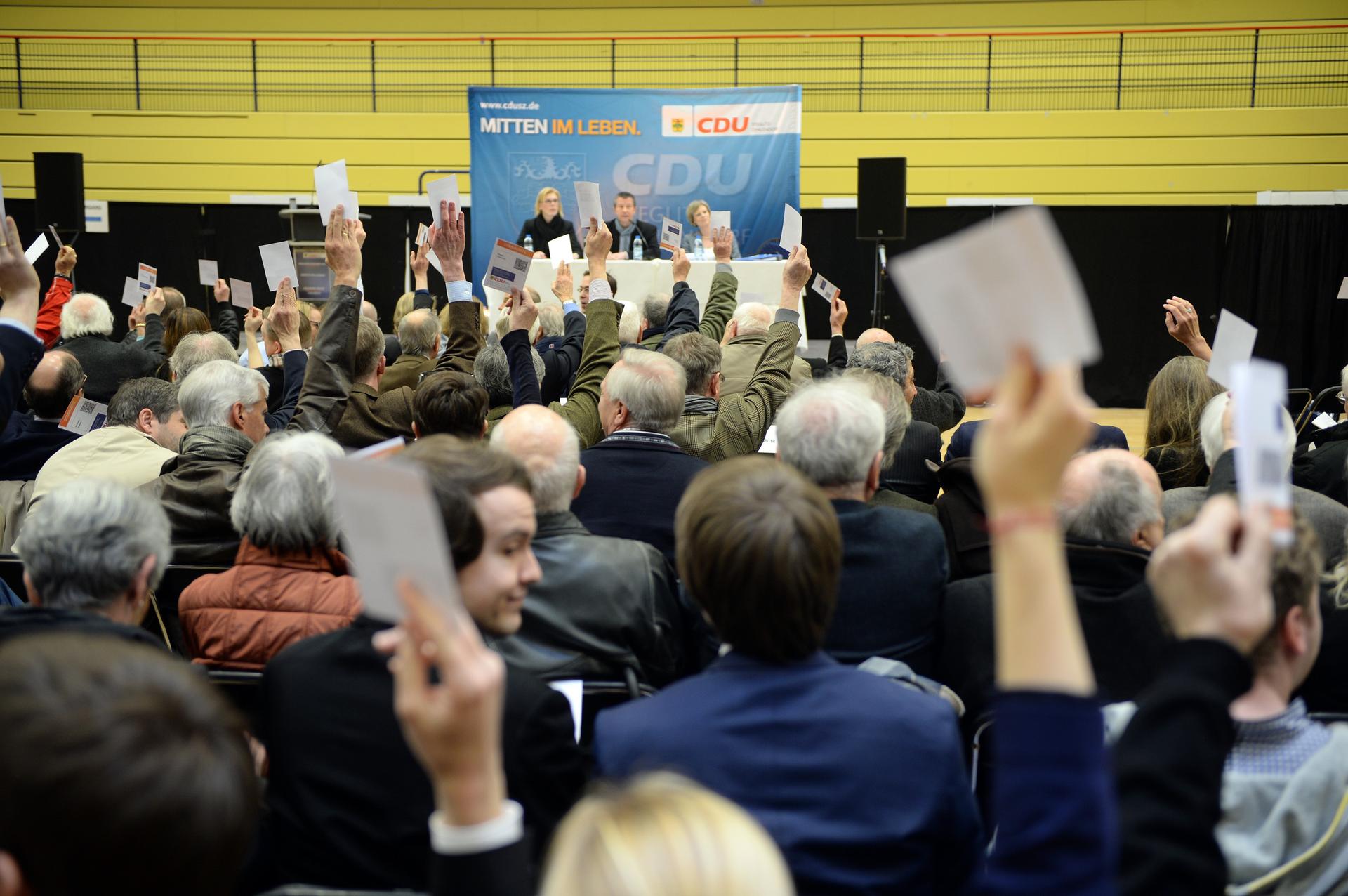 Hände hoch: Abstimmung der Delegierten bei der CDU-Wahlkreisversammlung in Steglitz-Zehlendorf.