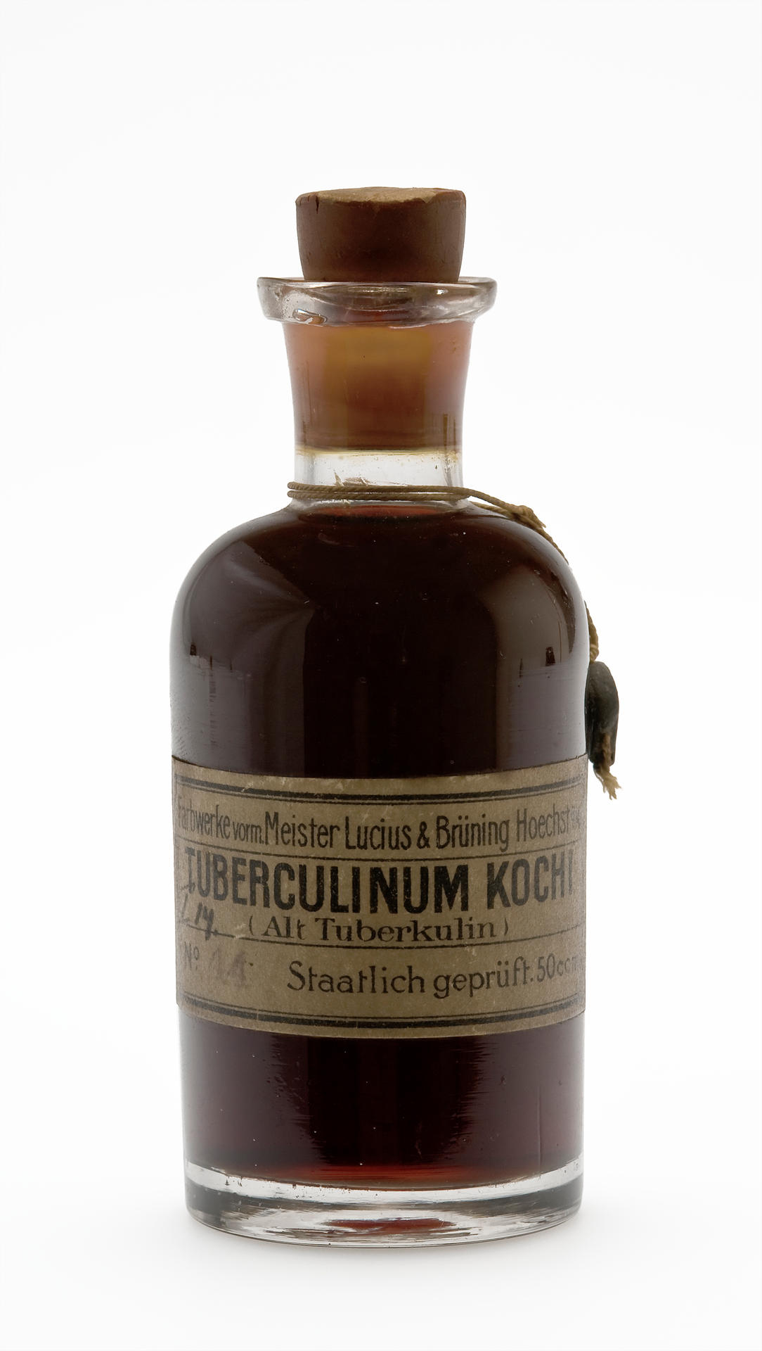 1890 stellte der Berliner Bakteriologe Robert Koch (1843-1910) das von ihm entwickelte Tuberkulin vor. Als Medikament gegen die Volkskranheit Tuberkulose gedacht, zeigte es jedoch keine therapeutische Wirkung. Die weiterentwickelte Substanz diente aber noch bis weit ins 20. Jahrhundert hinein dazu, die Krankheit zu diagnostizieren.