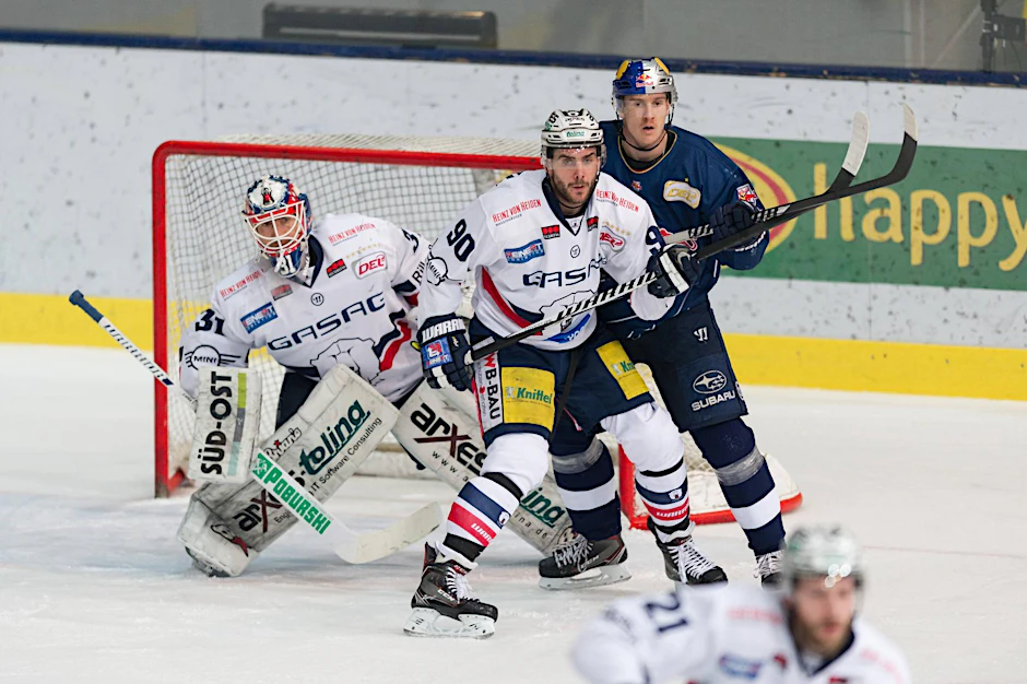 Achtung, Achtung: Die Eisbären Petri Vehanen und Constantin Braun sowie der Münchner Jerome Flaake (v. l.) starren auf den Puck.