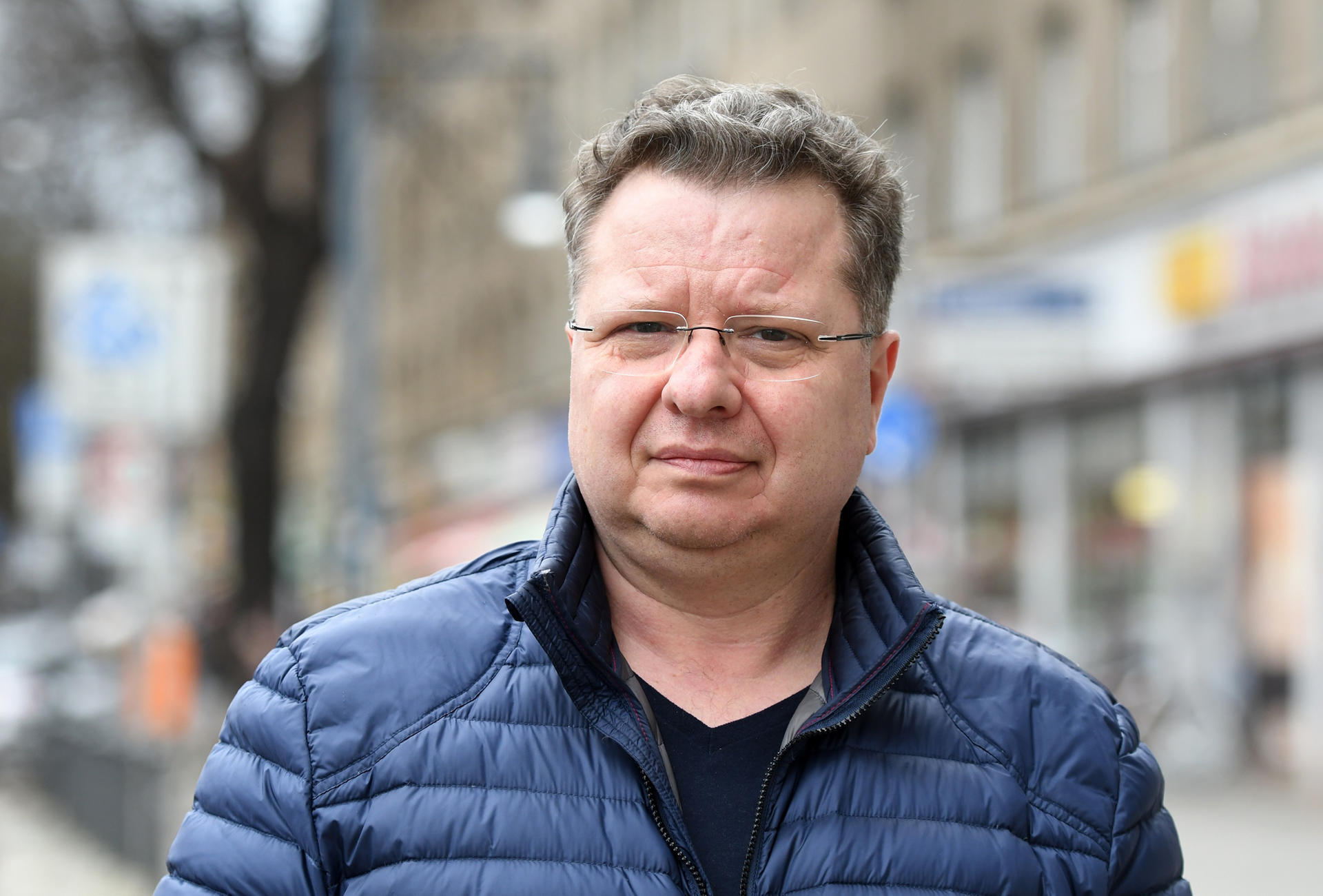 Entspannen im Park nicht möglich: Seit zehn Jahren arbeitet Versicherungskaufmann Robert in Pankow. „Die tiefen Flieger nerven mich“, sagt er. „Tegel gehört endlich geschlossen.“ Er vermisst, sich im nahen Park lautlos entspannen zu können.