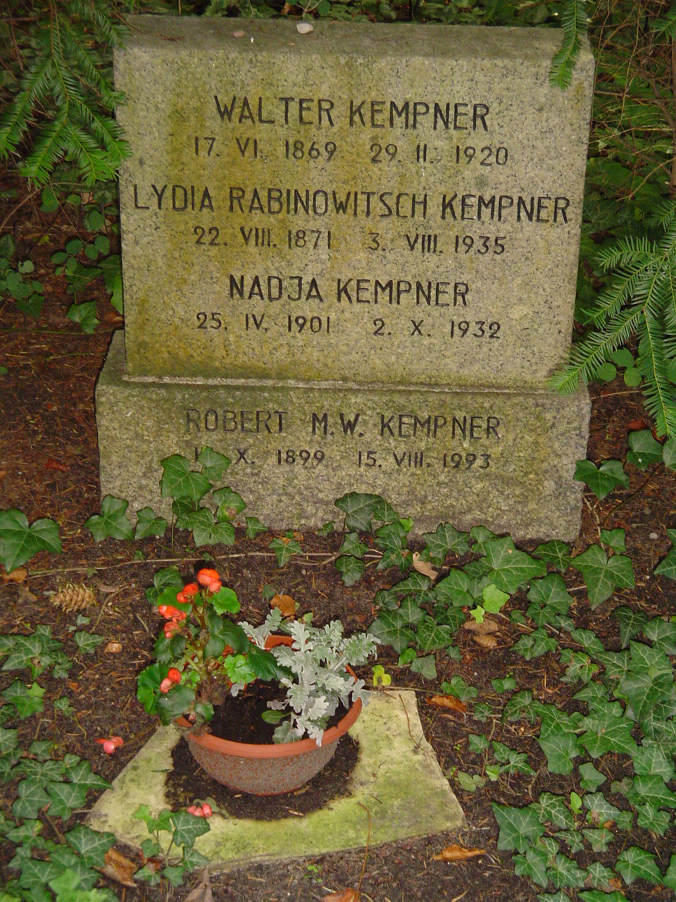 Stein des Familiengrabs der Kempners: Wenigstens ein Ehrengrab auf dem Parkfriedhof Lichterfelde