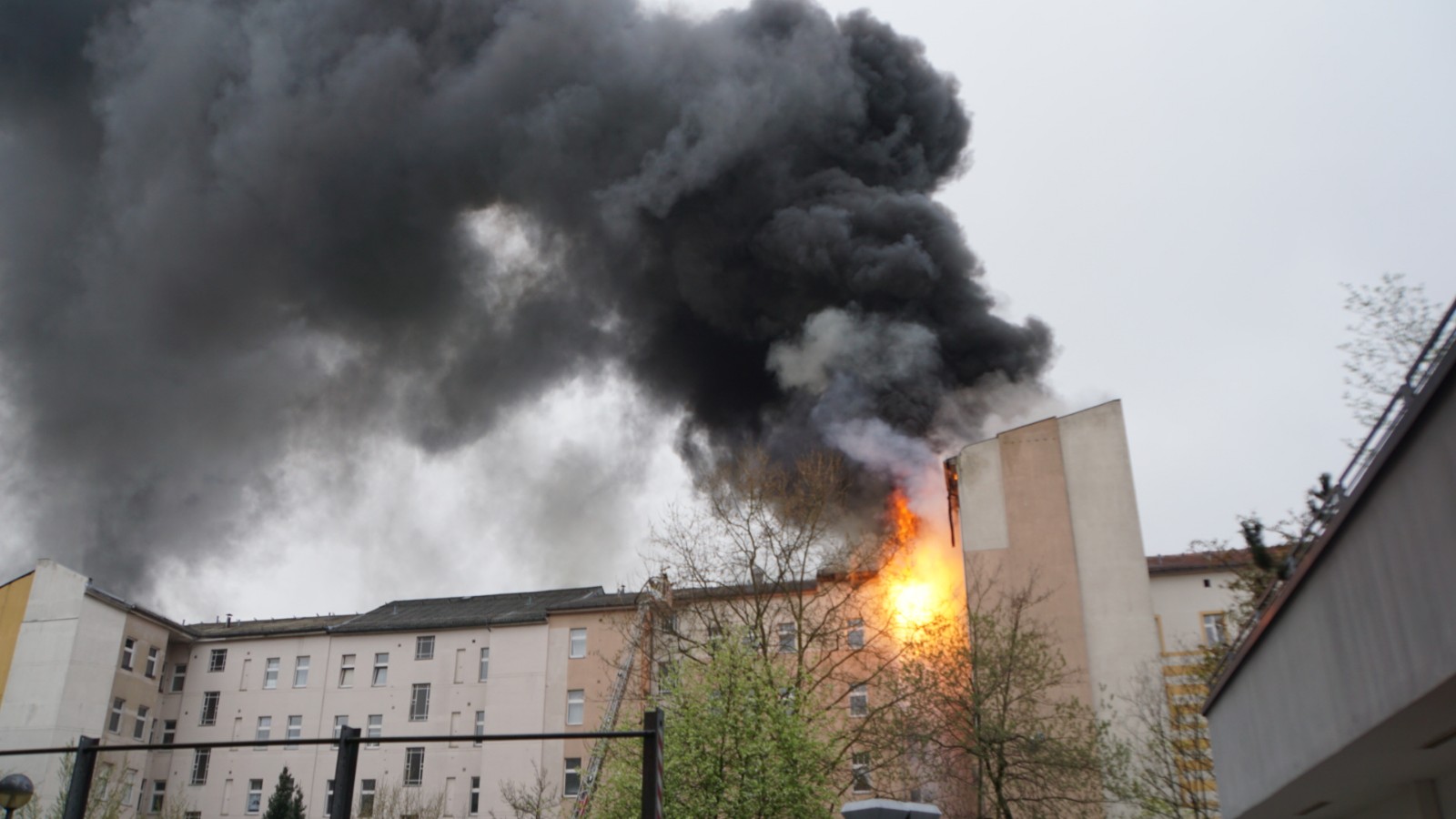 Die Flammen breiteten sich schnell bis in die vierte Etage und das Dachgeschoss aus.