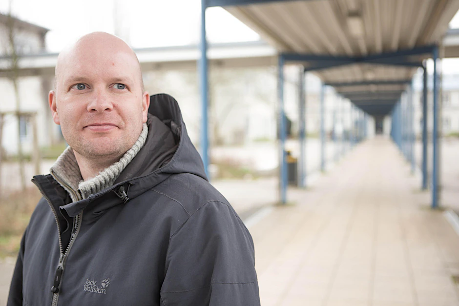 Lehrer werden, Lehrer bleiben: Stefan Reinke im Hof der Bettina-von-Arnim-Sekundarschule im Märkischen Viertel.