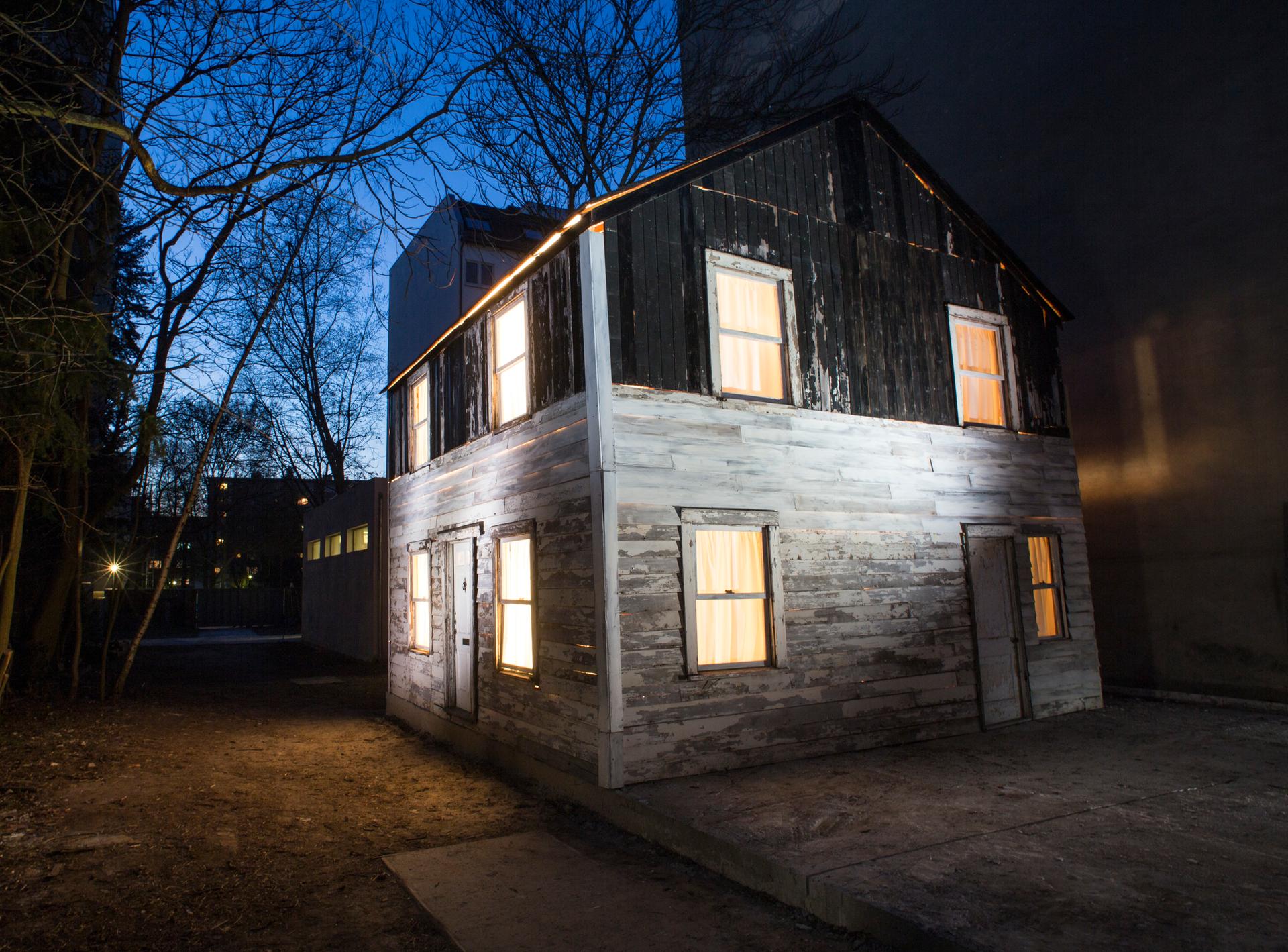 Das Haus bei Nacht.