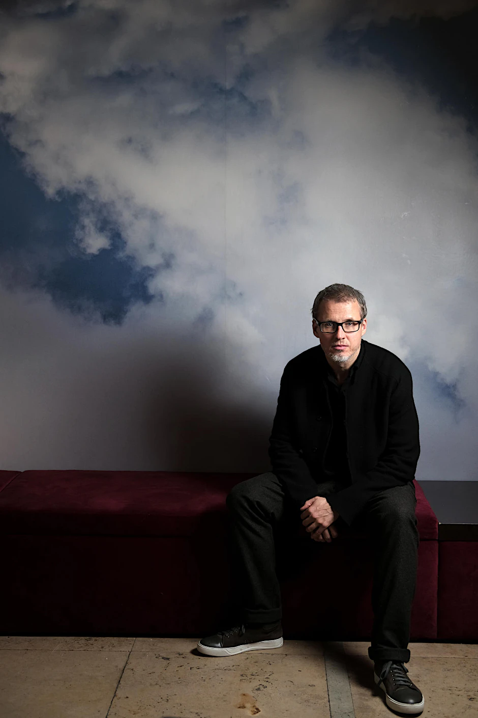 Der Theaterregisseur und Dramatiker Falk Richter im Foyer des Berliner Maxim-Gorki-Theaters