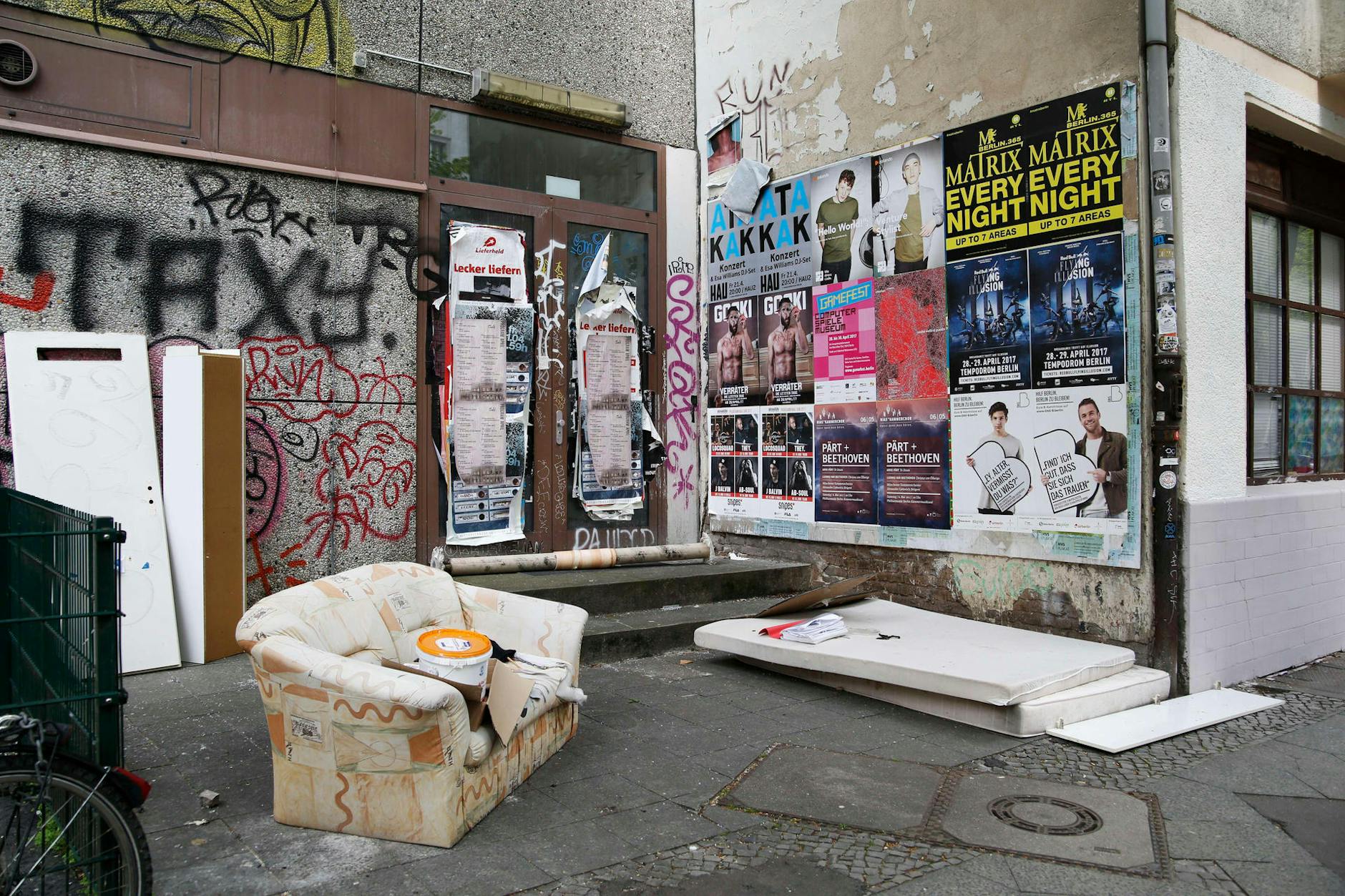 Dieses Stillleben aus ranzigem Sofa und fleckiger Matratze erinnert beinahe an eine kleine Wohnung. Aber es ist Müll, und zwar illegaler.