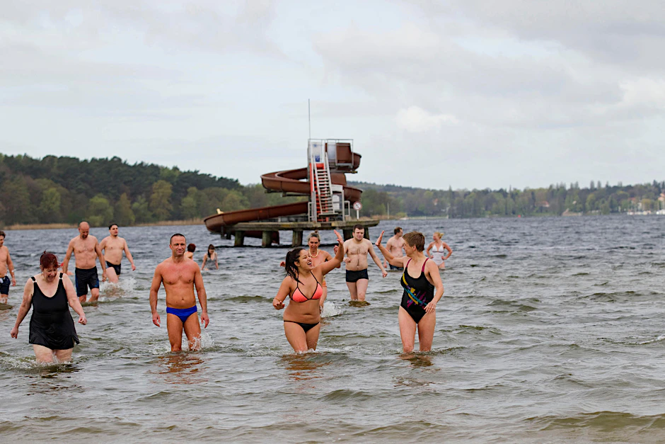 Freudestrahlend und erfrischt sind die Anbader nach ein paar Minuten wieder aus dem Wasser gekommen.