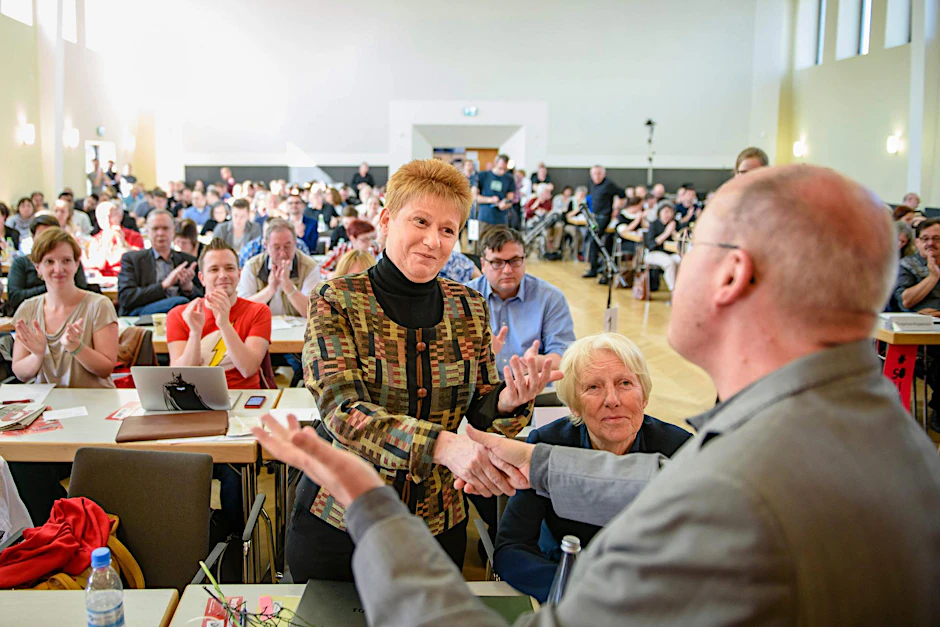 Petra Pau während der LandesvertreterInnen-Versammlung ihrer Partei für die Wahl auf die Landesliste zur Bundestagswahl. 