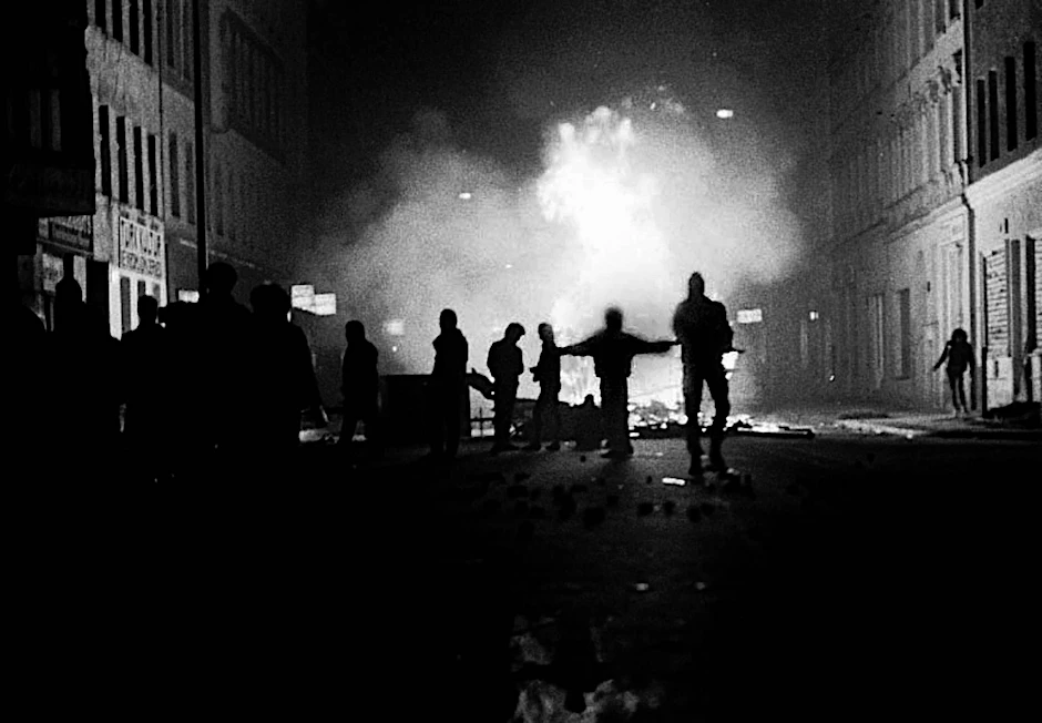 1. Mai 1987:  Brennende Barrikade in Berlin-Kreuzberg in der Oranienstrasse.
