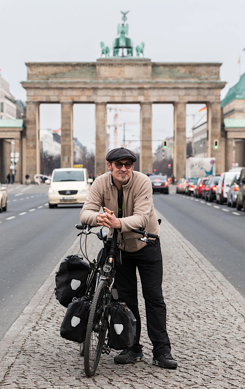 „Inklusion braucht Aktion“: Sven Marx vor dem Brandenburger Tor, wo er am nächsten Sonntag zu seiner Tour über fünf Kontinente aufbricht.
