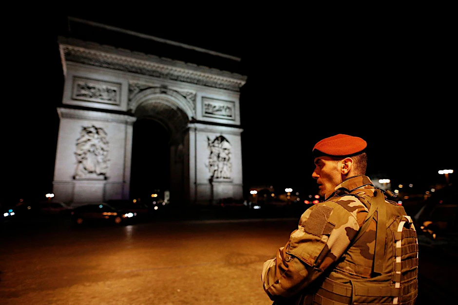 Verschärfte Sicherheitslage in Paris: 50.000 Soldaten und Polizisten sind am Wahltag im Einsatz.  