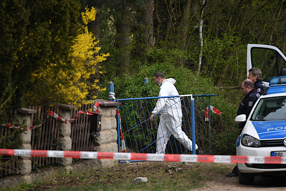Die Kriminalpolizei ermittelt auf einem Grundstück in Borkheide.