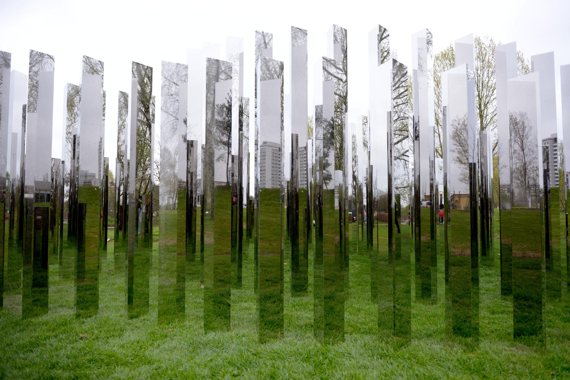 Das Spiegellabyrinth  des  dänischen Künstlers Jeppe Hein steht vor dem Besucherzentrum am Blumberger Damm, es heißt Reflecting Gardens. Die Verwendung von Spiegeln schafft Durchlässigkeit, irritiert aber gleichzeitig die Wahrnehmung des Betrachters.