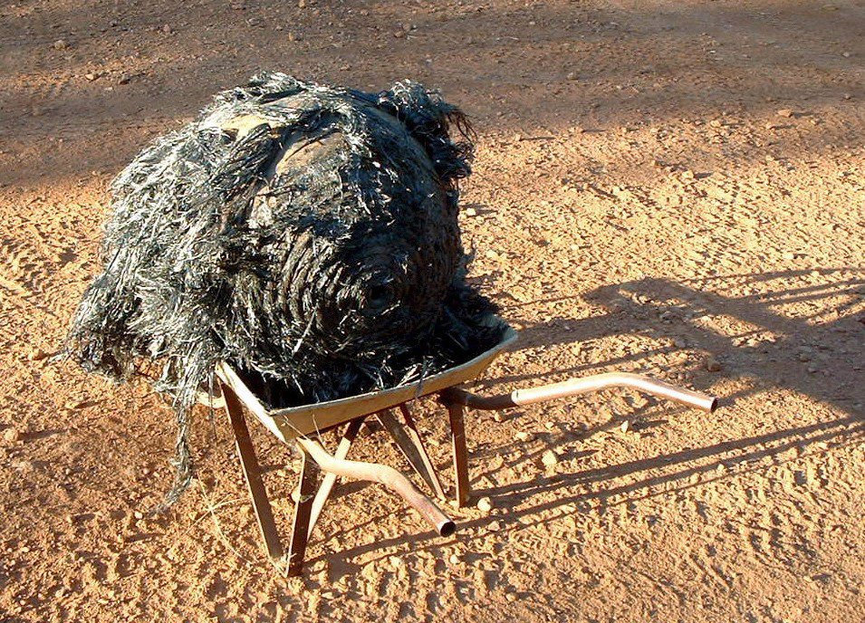 Das Bild, bereitgestellt am 28. März 2008, zeigt ein Metallobjekt, das im November 2007 auf einer Farm in Cheepie, 130 Kilometer von Charleville im südwestlichen Queensland in Australien entdeckt wurde. Der Klumen aus Metall ist wahrscheinlich ein Stück Weltraumschrott. Es stamme von einer Rakete, hieß es dazu. 