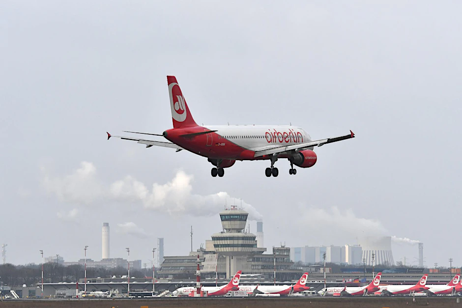 Eine Air-Berlin-Maschine im Landeanflug auf Tegel. 