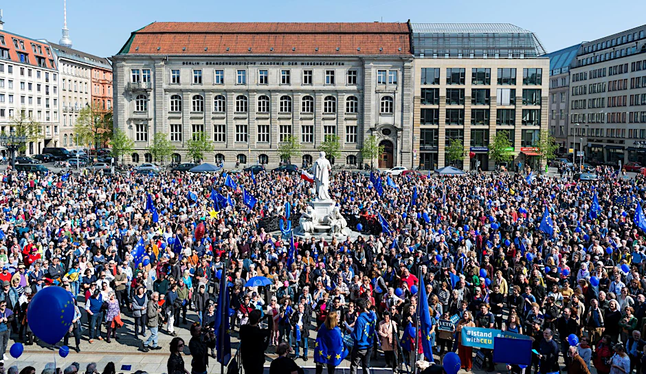 Tausende Menschen nehmen am 09.04.2017 an der Veranstaltung "Pulse of Europe" auf dem Gendarmenmarkt in Berlin teil.