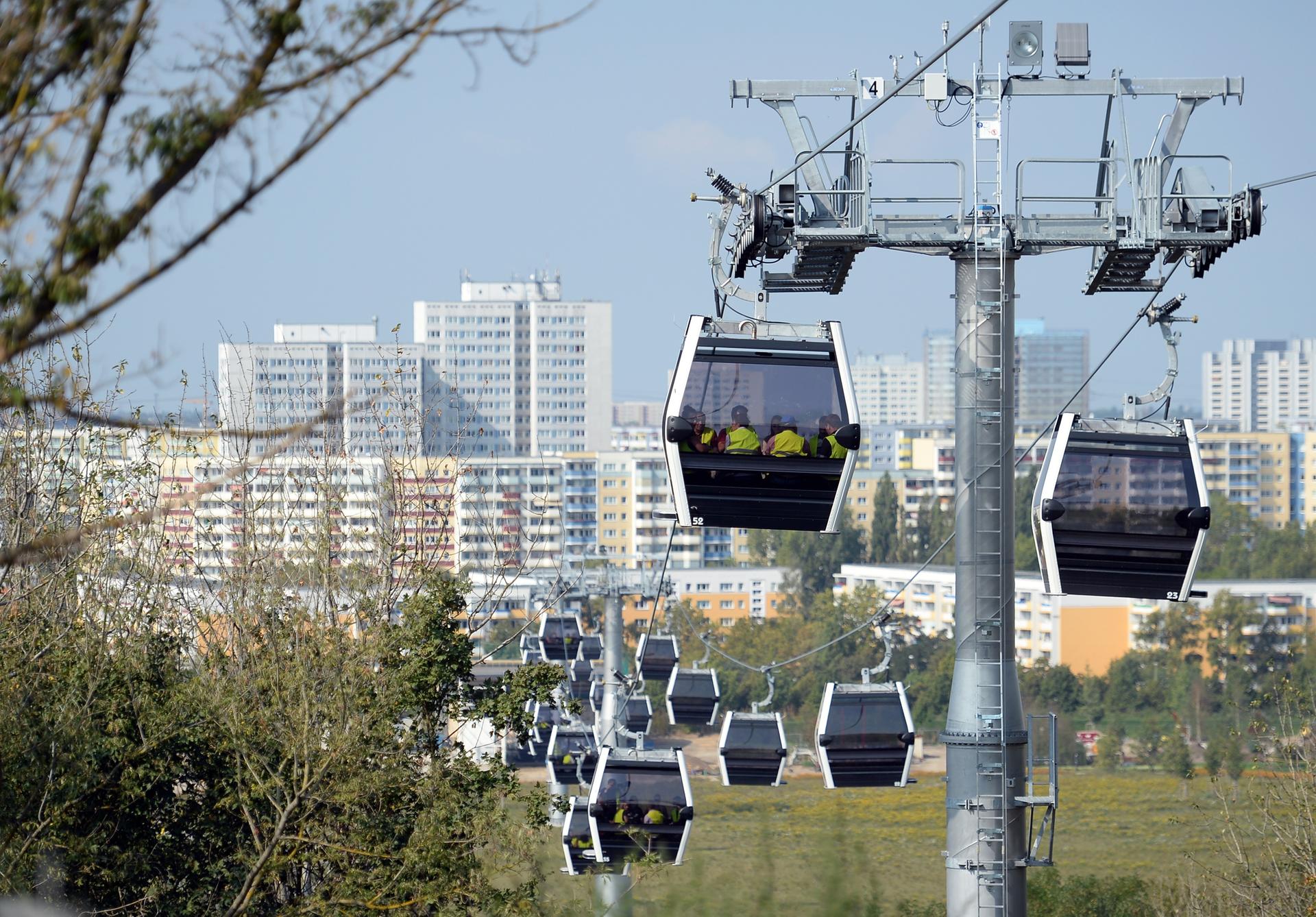 Von oben herab: Die Seilbahn hat  65 Gondeln. Pro Stunde kann sie 3000 Besucher transportieren.