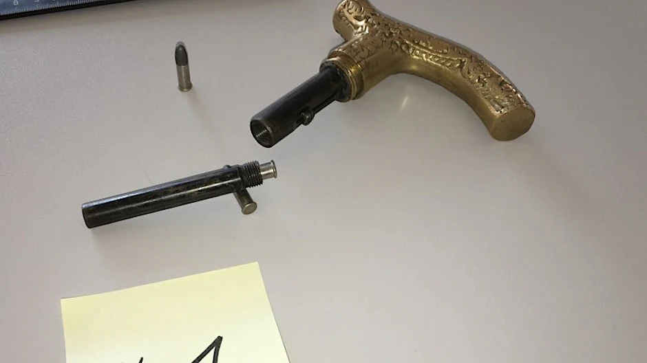 In diesem Spazierstock steckt eine Waffe.