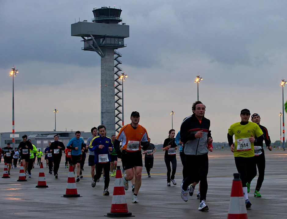 Läufer beim Airport-Run 2013.