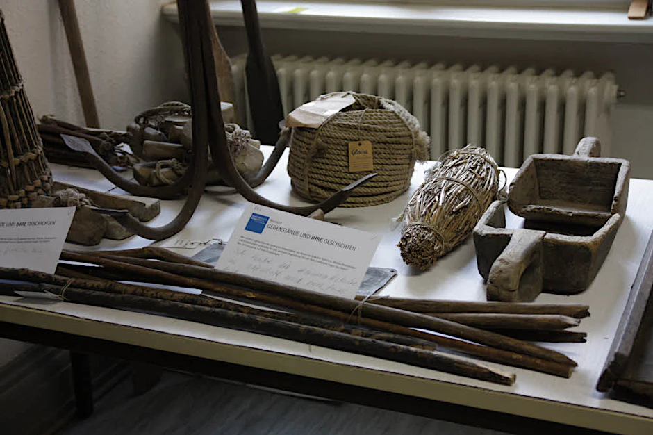 Ausstellungsstücke: Geräte aus der regionalen Land- und Wasserwirtschaft.