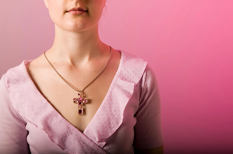 Schmucksteine des Anstoßes: Eine Halskette mit Kreuz (Symbolbild).
