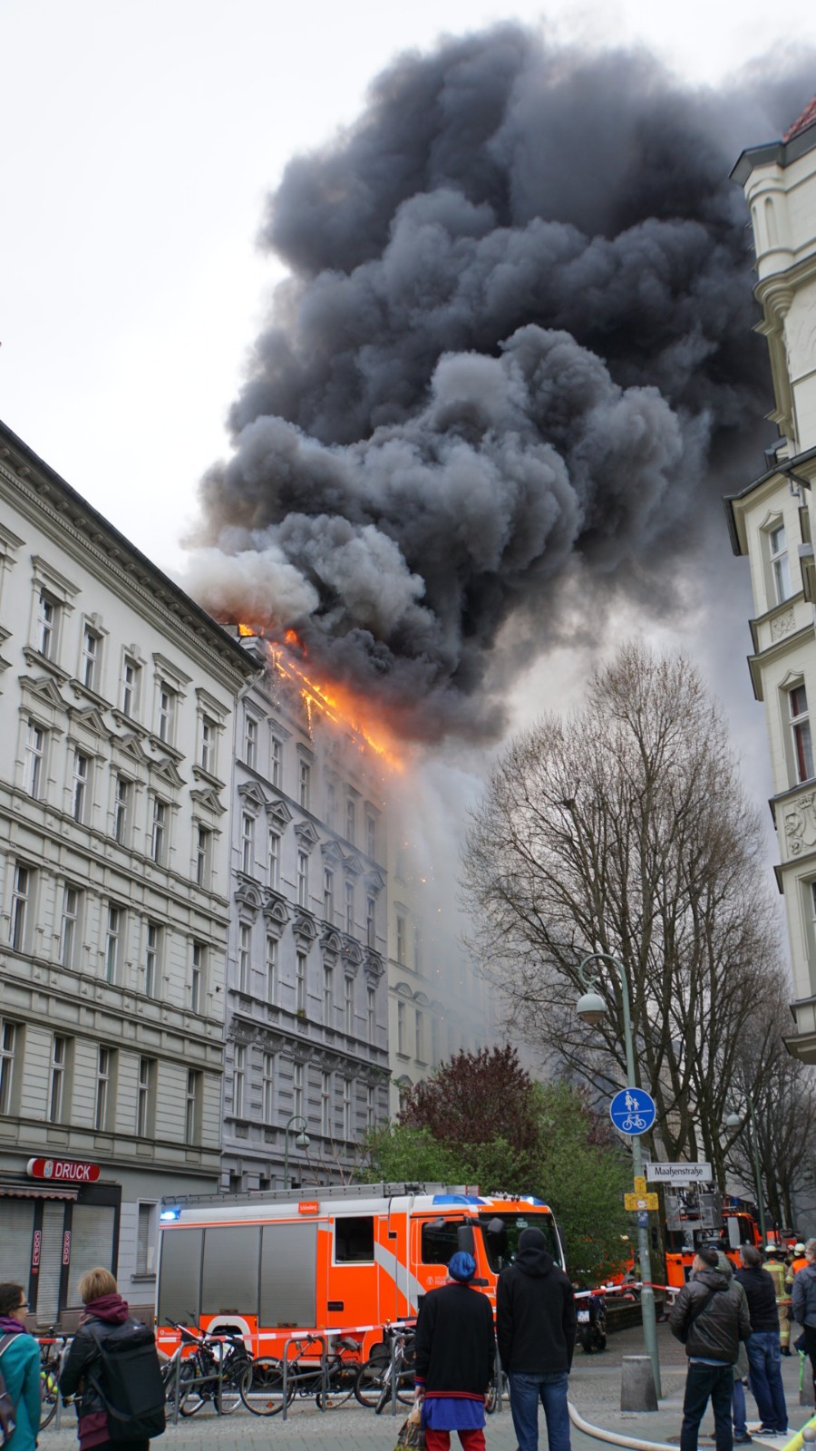 Eine riesige Rauchsäule stieg über dem brennenden Haus auf.