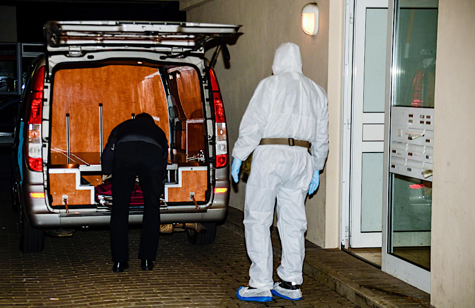 Vor einem Haus in Bad Driburg (Nordrhein-Westfalen) steht ein Fahrzeug der Polizei.