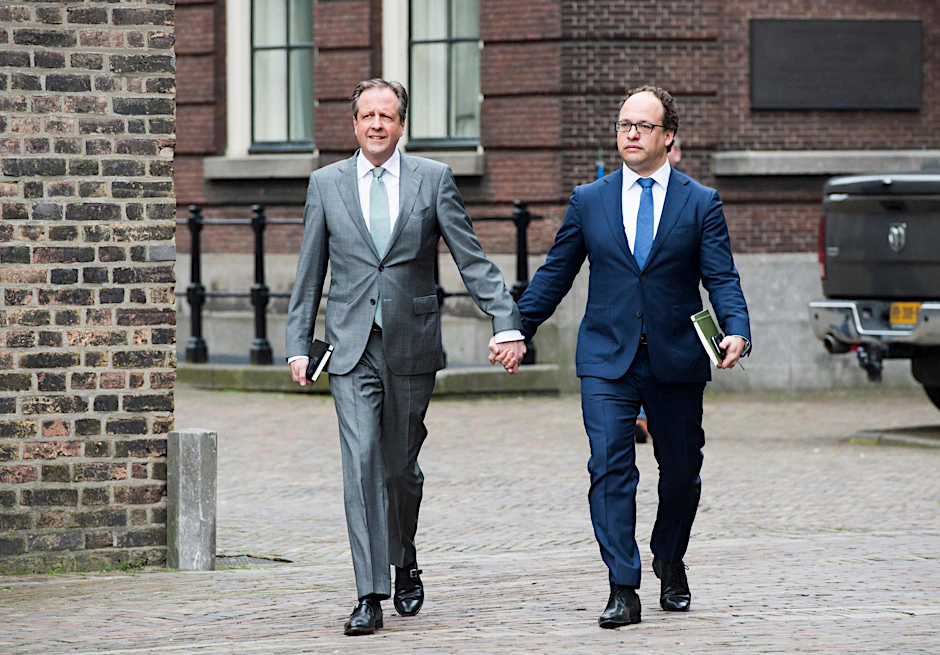 Das Statement der Niederländer: Zwei Männer Hand in Hand - was ist schon dabei? Hier die niederländischen Politiker Alexander Pechtold und Wouter Koolmees