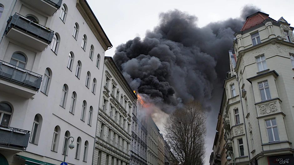 Ein Mietshaus steht in Flammen in der Nollendorfstraße in Berlin-Schöneberg.