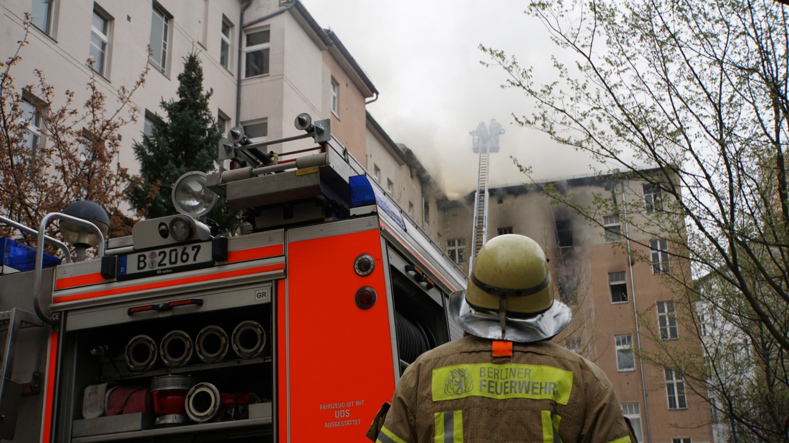 Die Feuerwehr setzte Drehleitern ein.