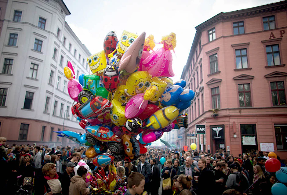 Buntes, knalliges Event, das nicht allen gefällt: Das Myfest in Kreuzberg.