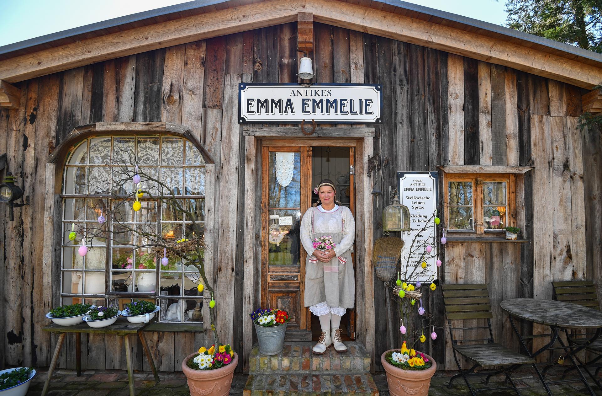 Ihr ganzer Stolz: Ines Schweighöfer vor ihrem Laden "Antikes Emma Emmelie".