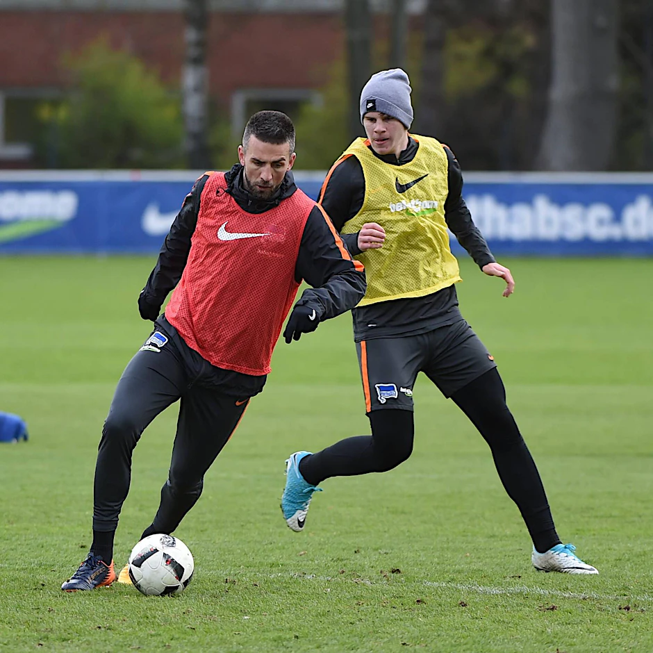 Vedad Ibisevic (l.) ist wieder im Einsatz. Hier beim Training mit Florian Baak am Mittwoch, dem 19. April 2017.