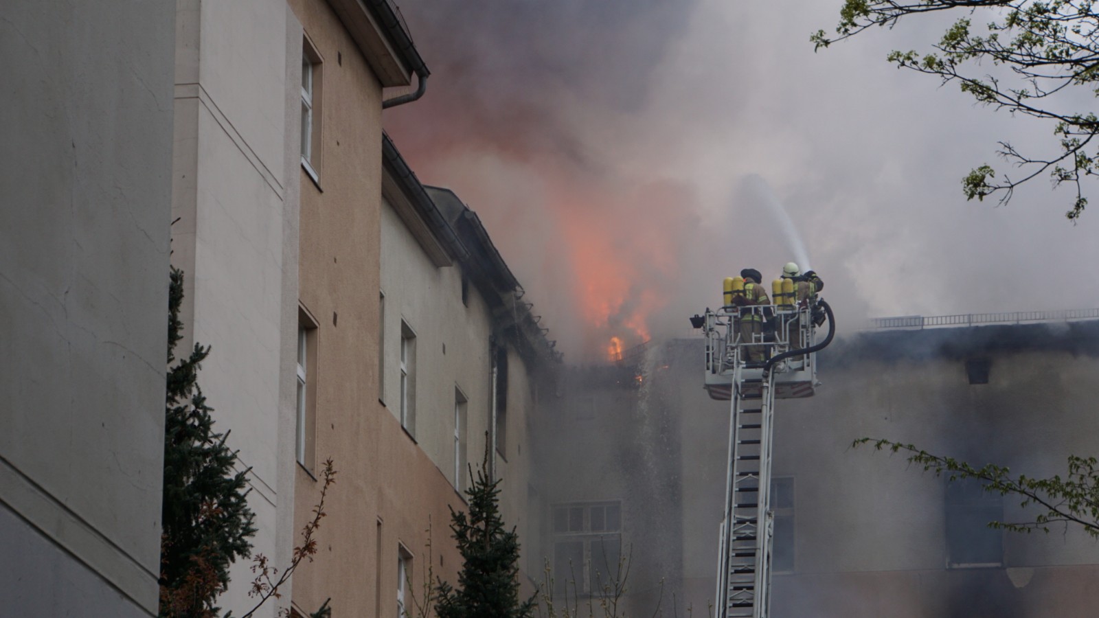 Die Feuerwehr war mit acht Löschzügen vor Ort.