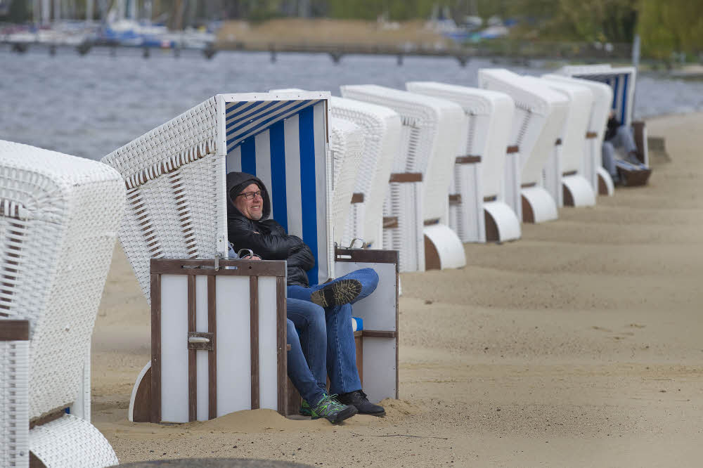 Mit dicker Jacke und Kapuze ließ sich das Treiben auch vom Strandkorb aus gut beobachten.