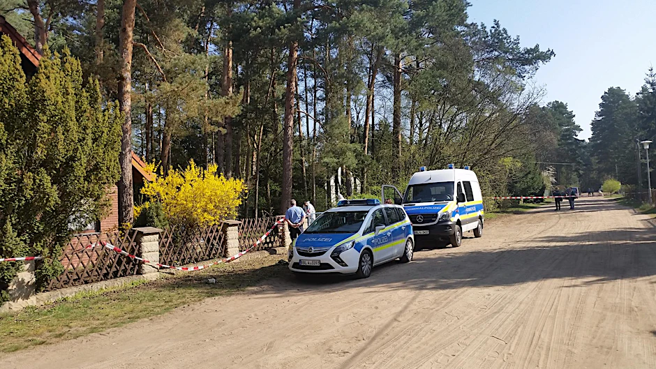 Polizei am Fundort der Leiche in Borkheide.