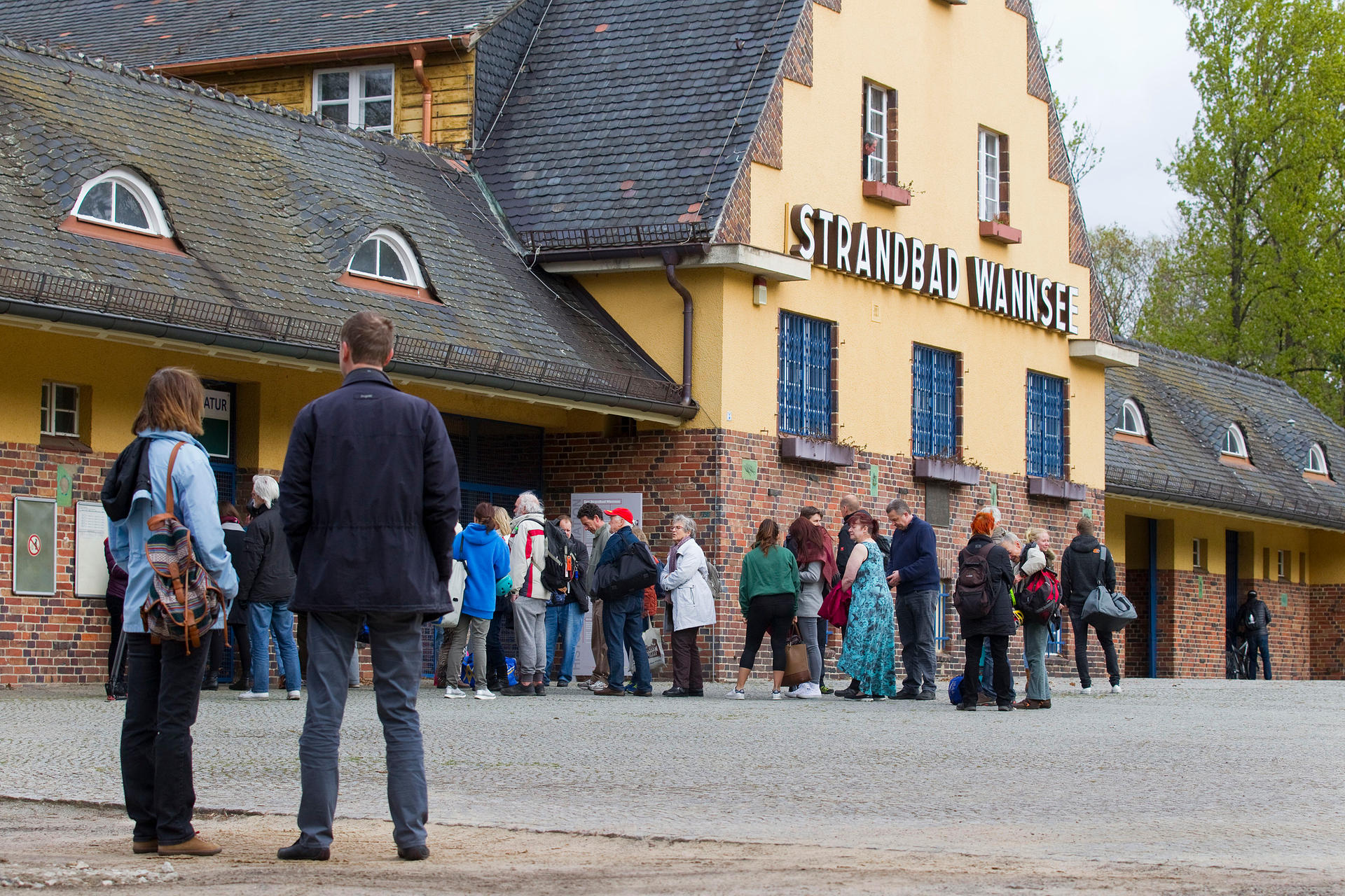 Vor dem Strandbad-Wannsee stand eine kleine Schlange von Anbadern.