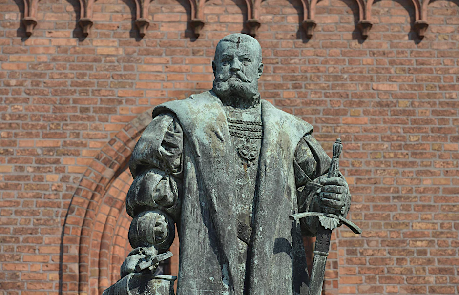 In der Spandauer Nikolaikirche vollzog der Landesherr Joachim II. seinen Übertritt zum Lutherglauben. Dort steht heute sein Denkmal.
