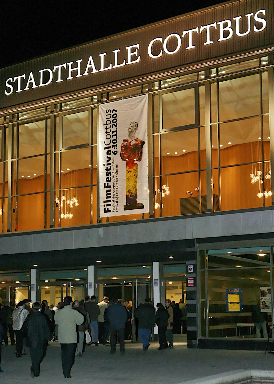 Vor der Cottbuser Stadthalle wurdr eine 22-jährige Ägypterin überfahren - und noch rassistisch beleidigt.