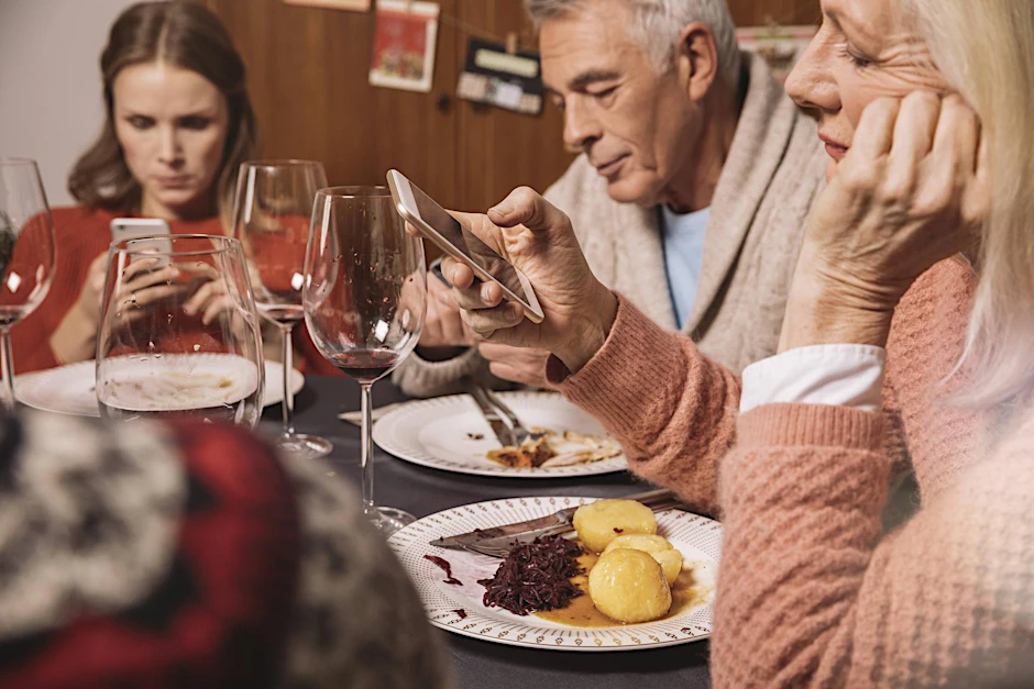 Wenn die Beziehung zu den Schwiegereltern nicht so gut ist, können Familienessen schnell quälend lang werden.