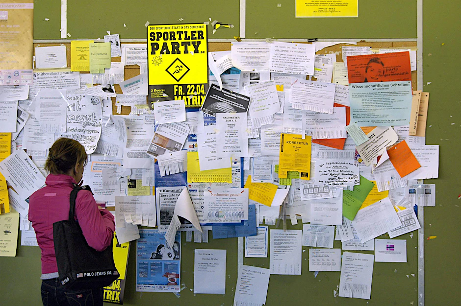 Schwarzes Brett in der Mensa der FU: Wohl dem, der einen preiswerten Platz in einer Wohngemeinschaft findet.